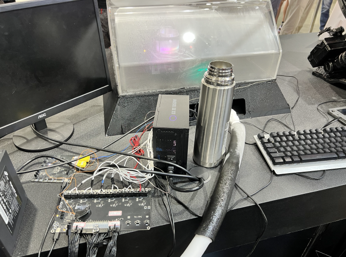 Per Schlauch muss permanent neuer Stickstoff zugeführt werden, auch um Luft und Kondenswasser zu verdrängen. (Bild: Martin Böckmann)